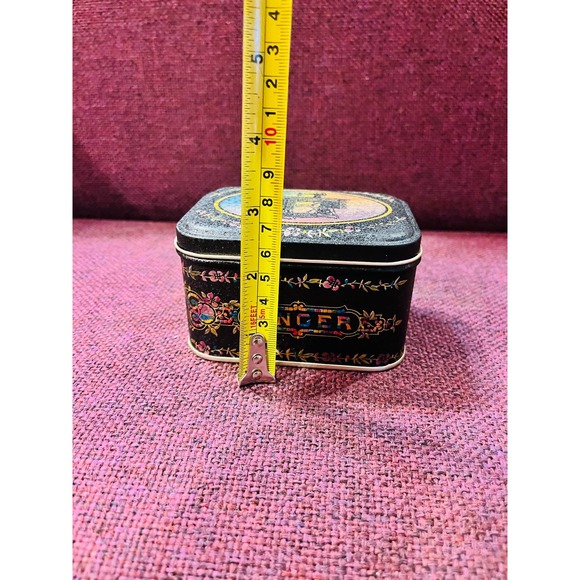 Vintage Singer sewing tin container with old buttons - Picture 12 of 13